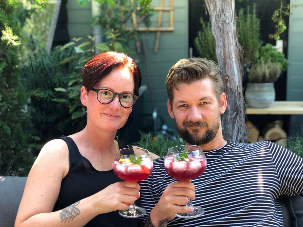 Familie over de Kook geniet van een  zomerse Spaanse cocktail