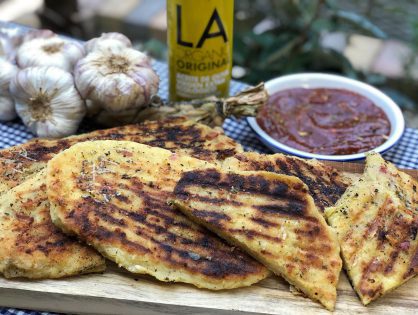 Italiaanse Naan of Italiaanse platbrood met kruidige ketchup