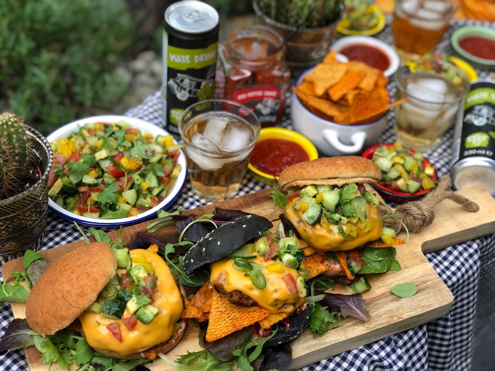 Mexicaanse burger met frisse salsa en tortillachips