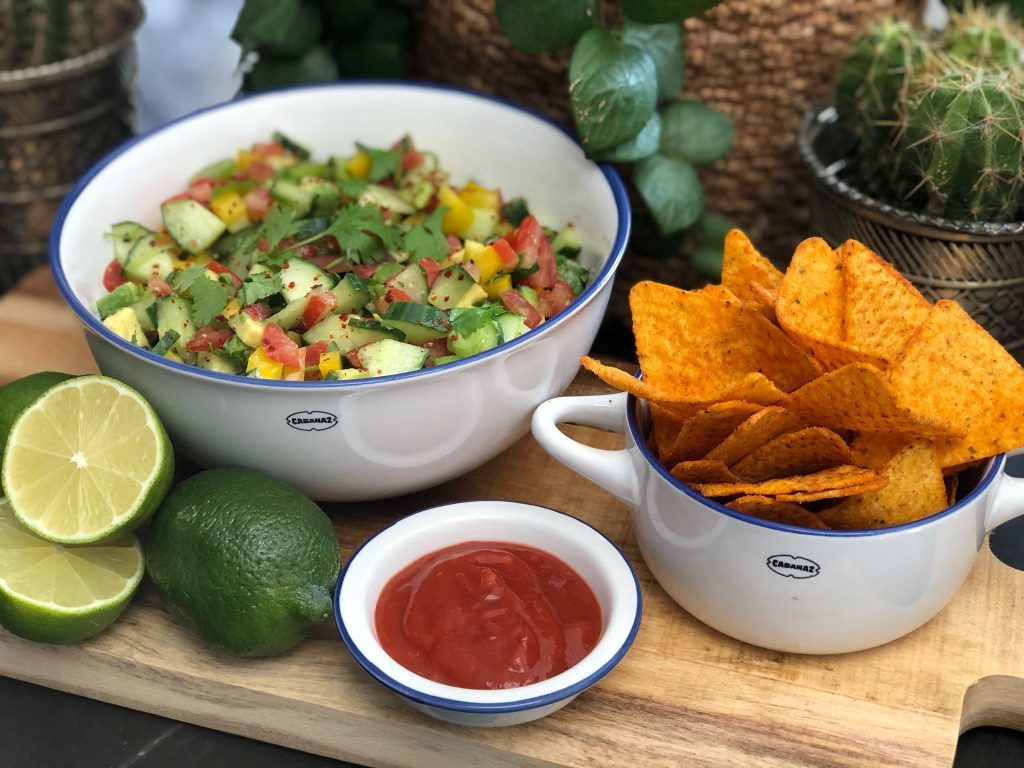 Recept Mexicaanse salsa salade maken met komkommer, avocado, bosui, tomaat en paprika