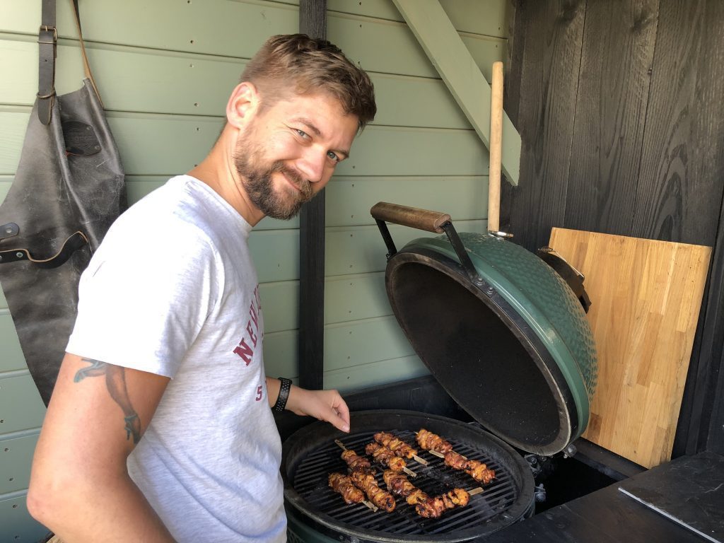 saté maken op de big green egg