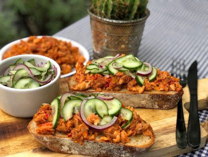 pittige makreel in tomatensaus met zuur op brood