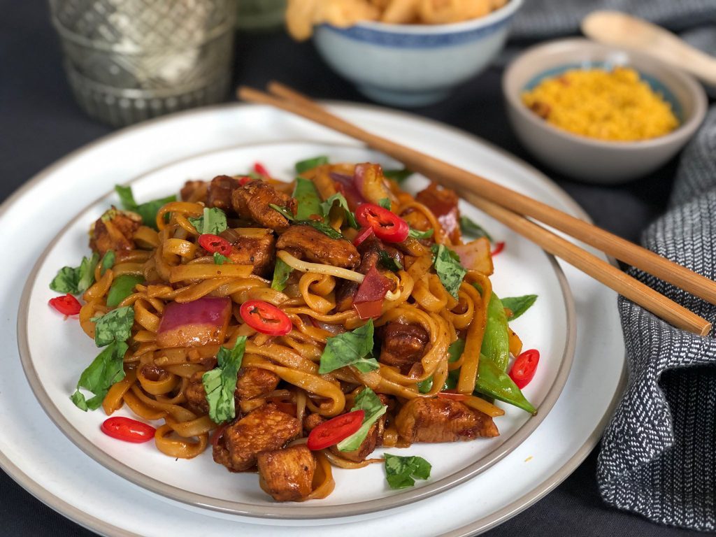 bami met kip ketjap saus. 14 makkelijke maaltijden voor het gezin.