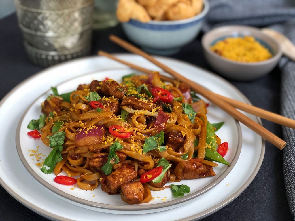 bami met kip ketjap en seroendeng met wokgroenten