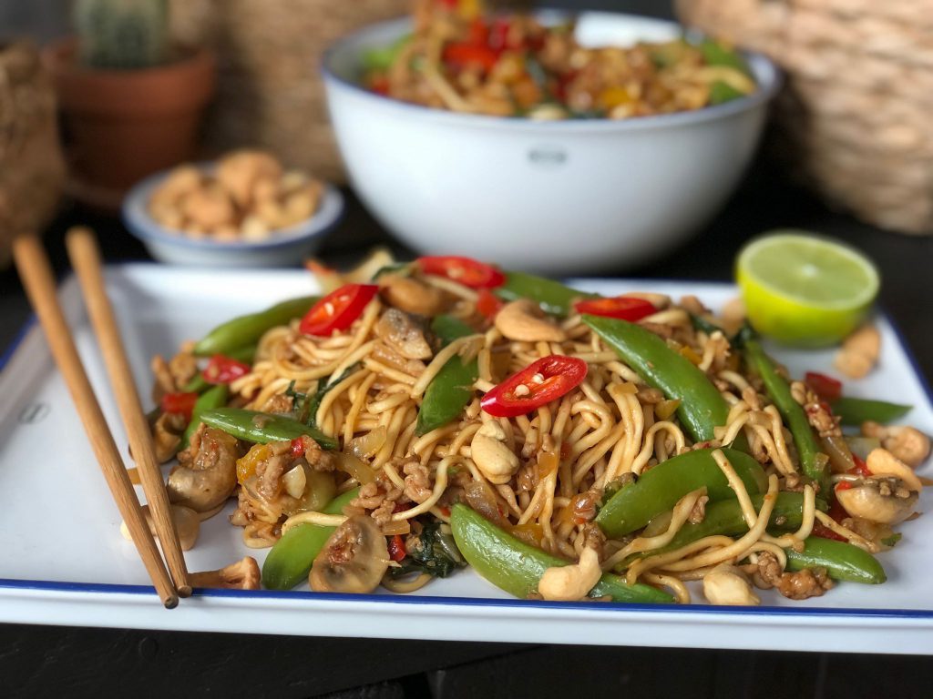 noedels met kipgehakt en groenten