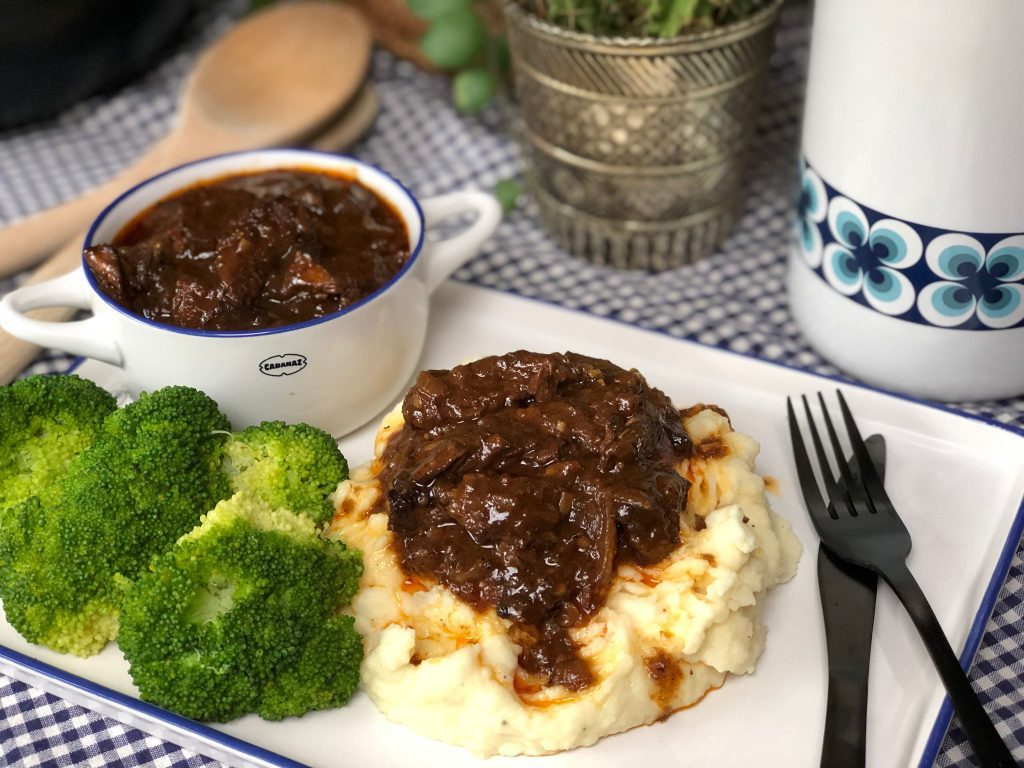 pittige hachee met aardappelpuree en broccoli. Makkelijke maaltijden voor het hele gezin. 