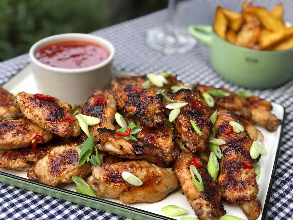 sweet chili kippenvleugels gegrild op de bbq met bosui en rode peper