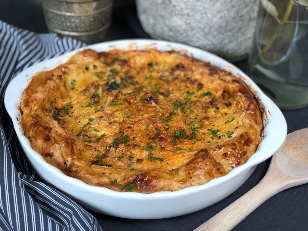 hartige taart met prei, gehakt en roomkaas