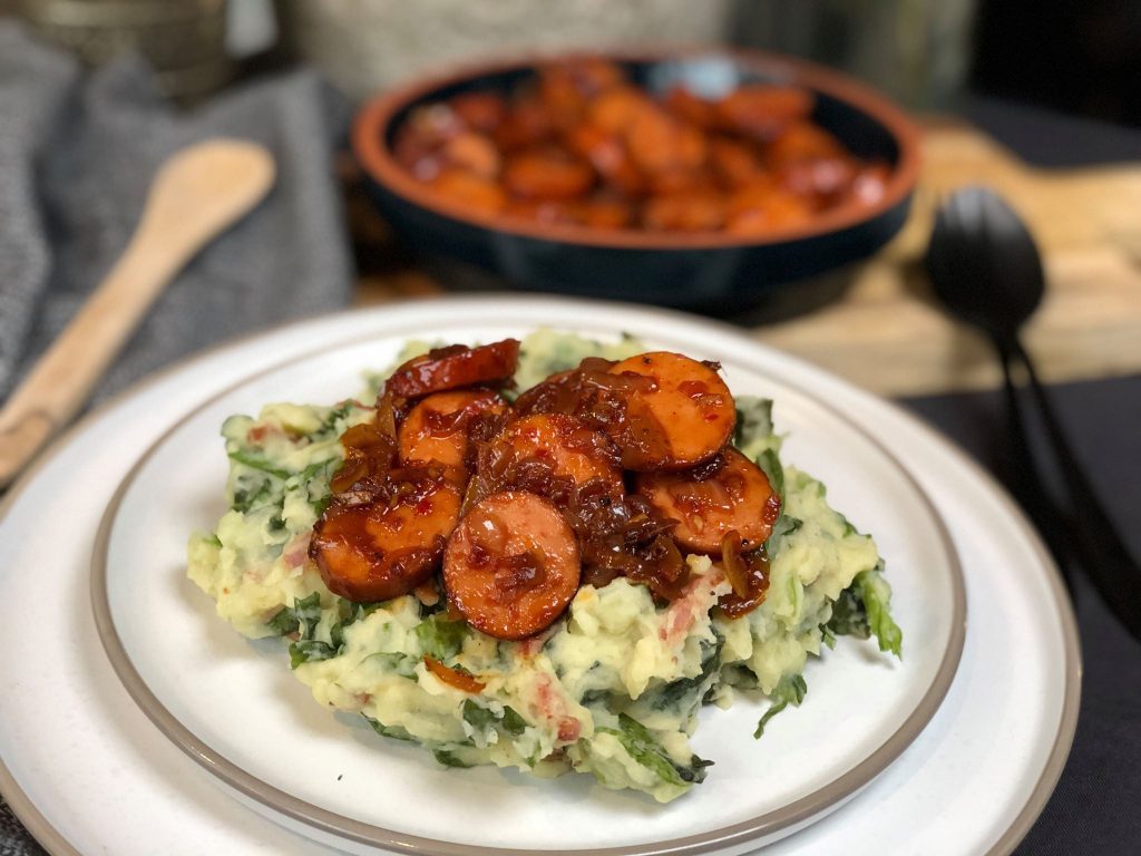 pittige gebakken rookworst met ui en ketjap gecombineerd met andijviestamppot