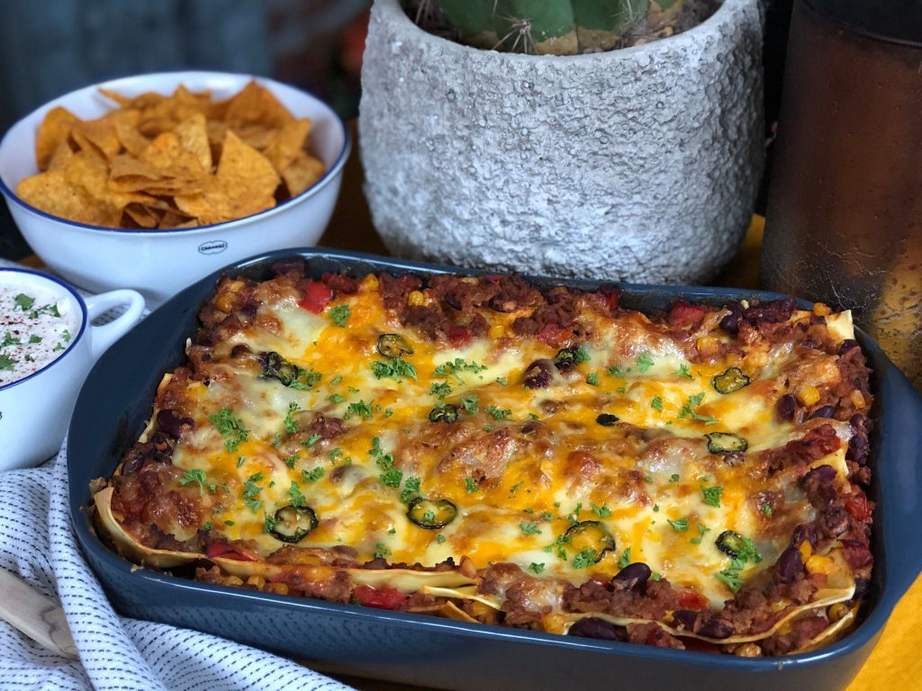 Mexicaanse lasagne met kruidige gehaktvulling en bonen