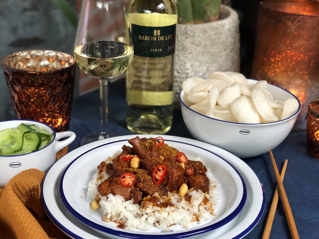 Ajam Smoor met rijst en komkommer in zuur. Een heerlijke pittige Indische kip stoof.