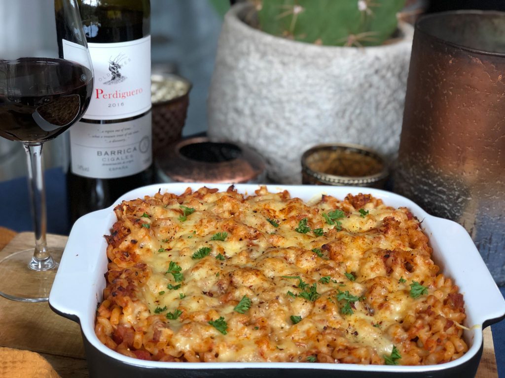 macaroni ovenschotel met tonijn in tomatensaus erbij een rode Spaanse wijn.