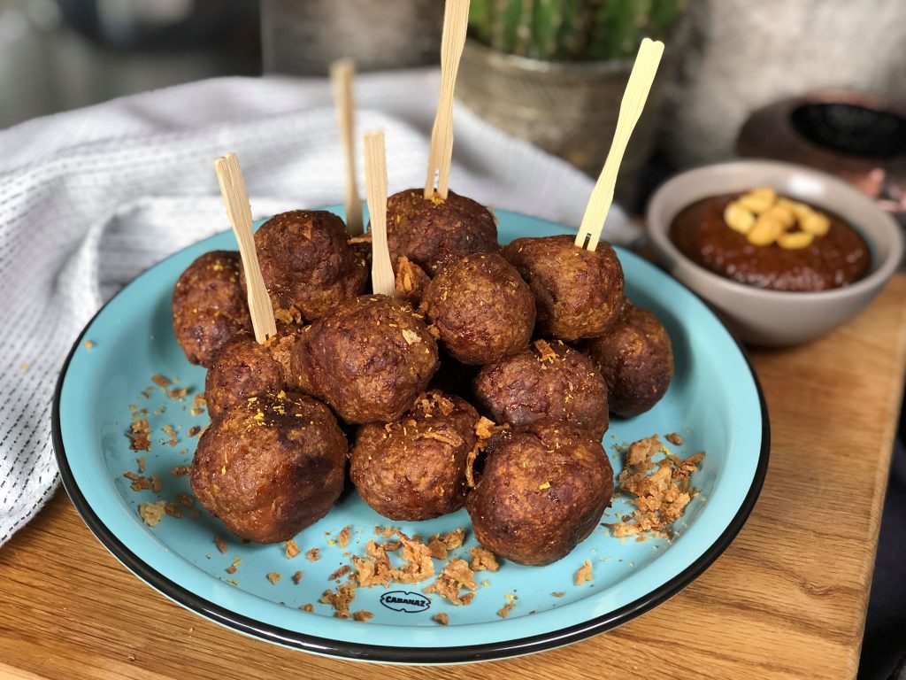 sate gehaktballetjes met pindasaus