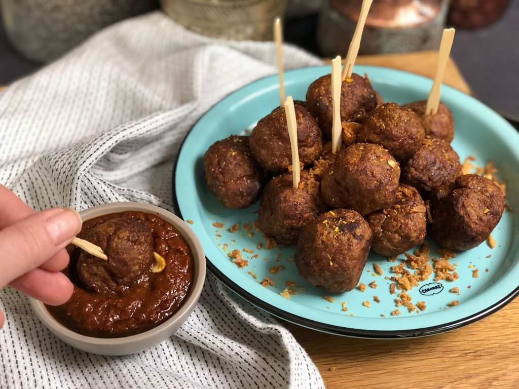 sate gehaktballetjes met pittige pindasaus