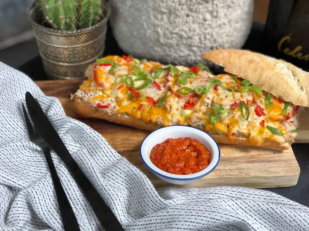 Tuna Melt met pittige tonijn, gesmolten kaas en tomaat maken
