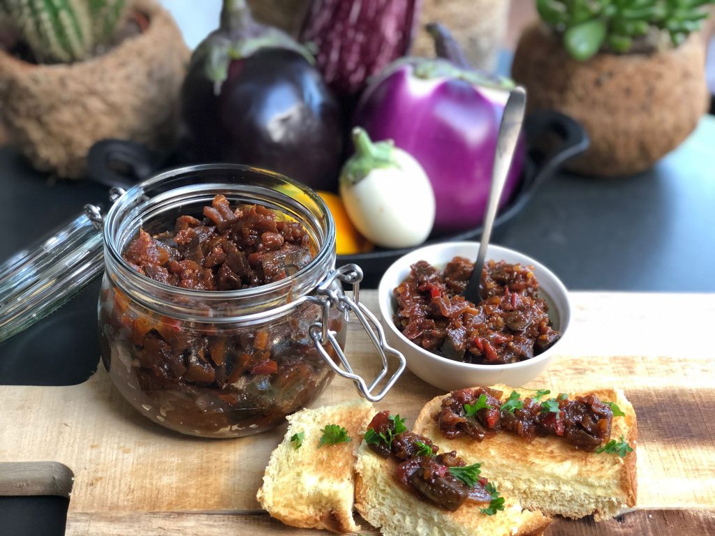 aubergine chutney voor op een toastje