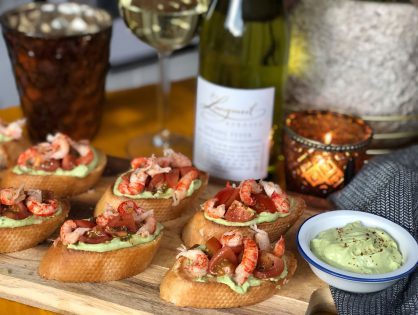 bruschetta met avocadomousse en rivierkreeftjes
