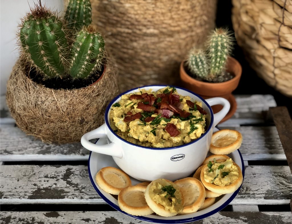 eiersalade met krokant gebakken spek. Een heerlijke salade voor op een toastje