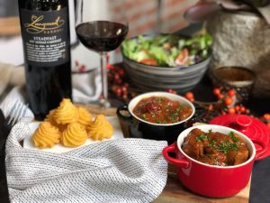 kip in rode wijn gestoofd