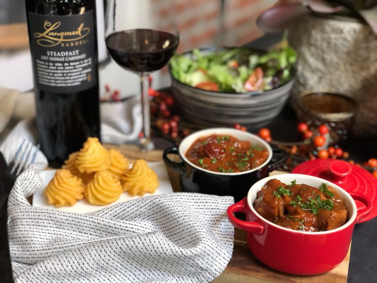 kip in rode wijn gestoofd