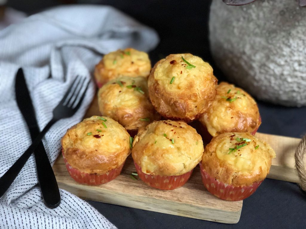 pittige kaasmuffins met chilivlokken en bieslook