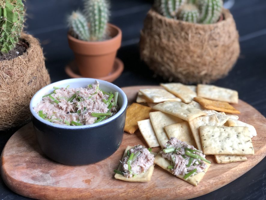 Simpele tonijnsalade met bieslook, heerlijke salade voor op een toastje