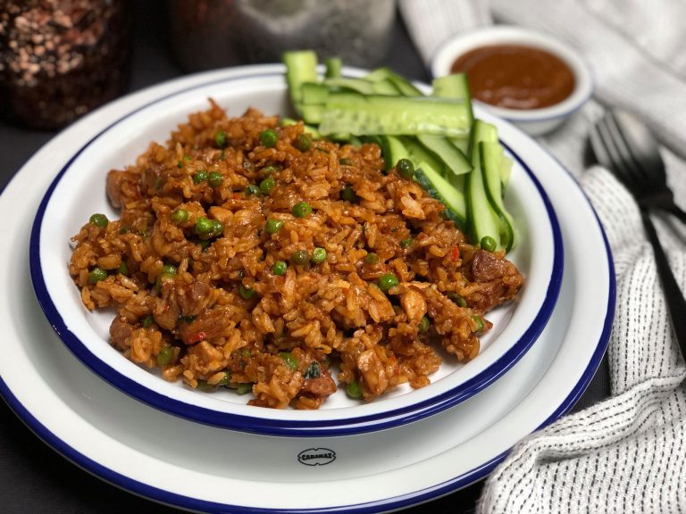 Surinaamse nasi met kip en komkommer in zuur