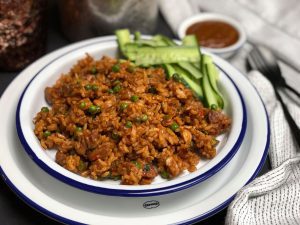 Surinaamse nasi met kip en pindasaus