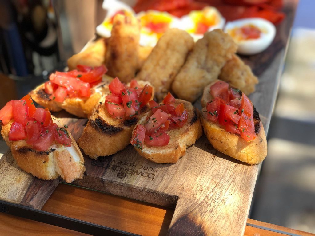 borrelwijn heerlijk bij een mooie en lekkere borrelplank