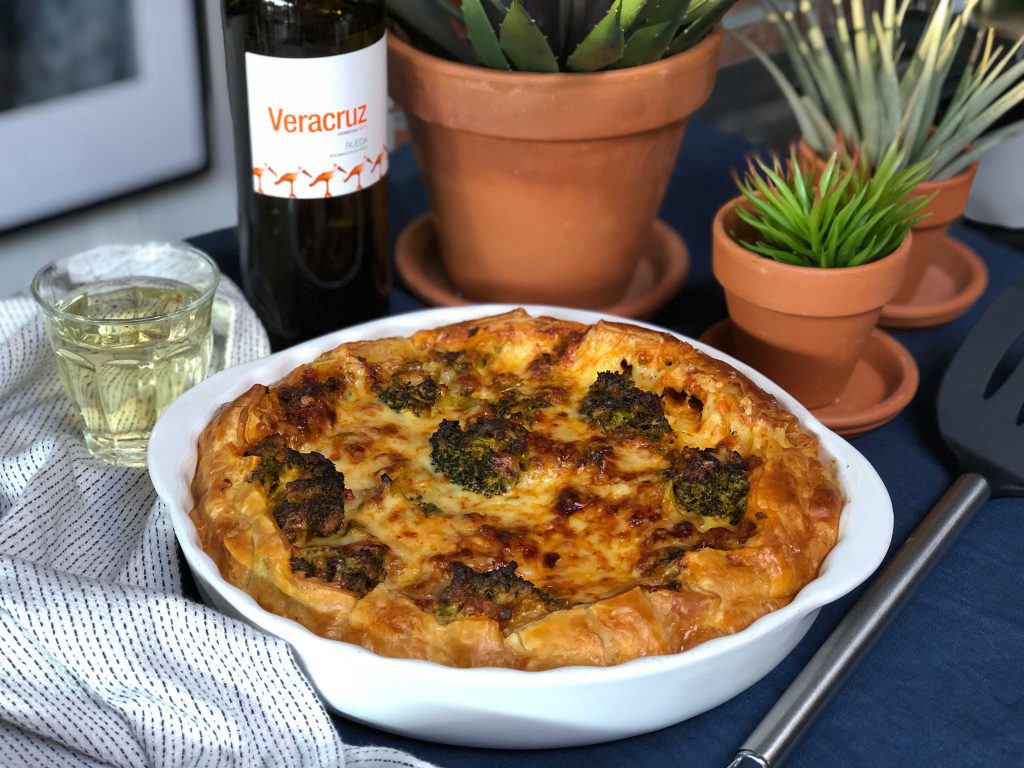 hartige taart met broccoli, paprika en gehakt.