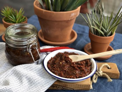 zelf sambal badjak maken, pittig gebakken sambal op rond bord met lepeltje