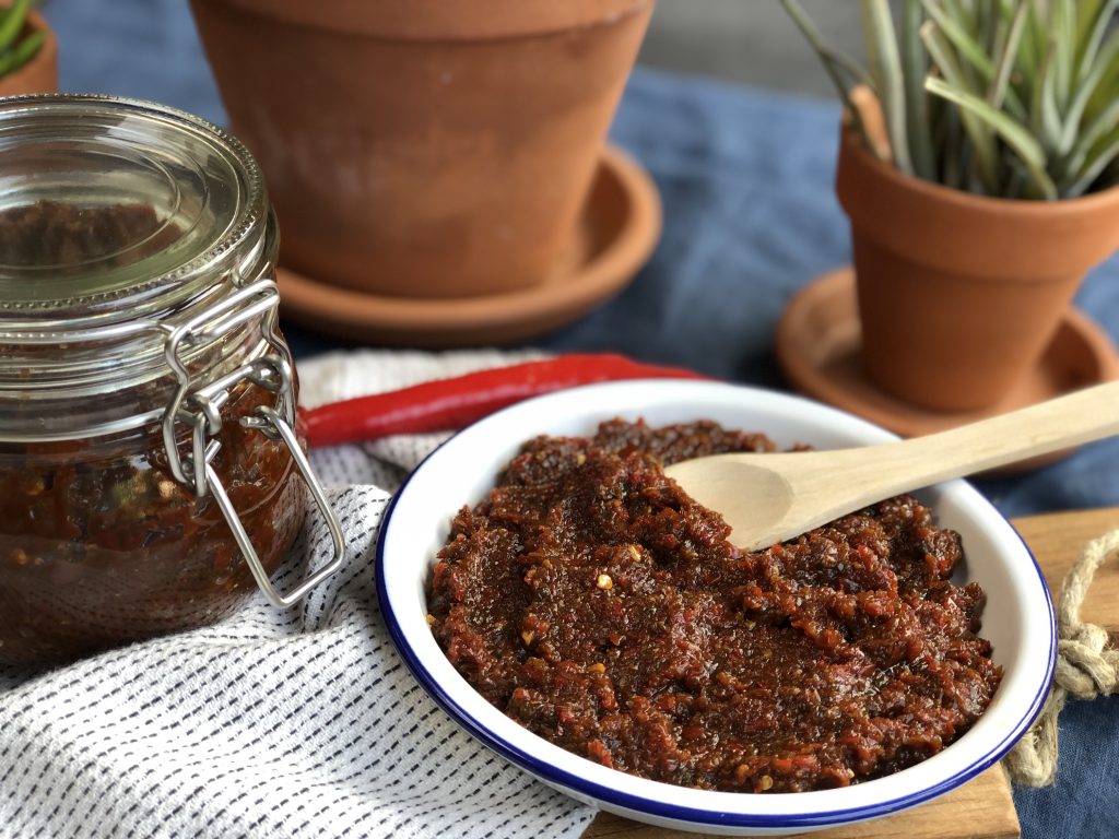 huisgemaakte sambal badjak, pittig gebakken sambal op bord