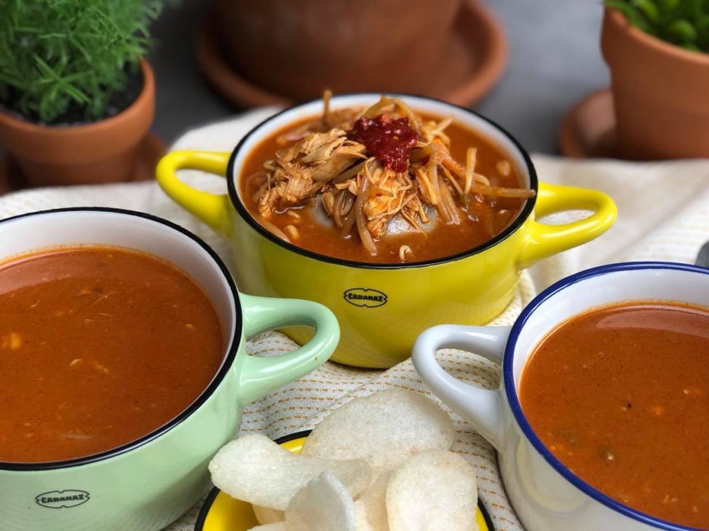 Indonesische tomatensoep met kip, pindakaas en taugé
