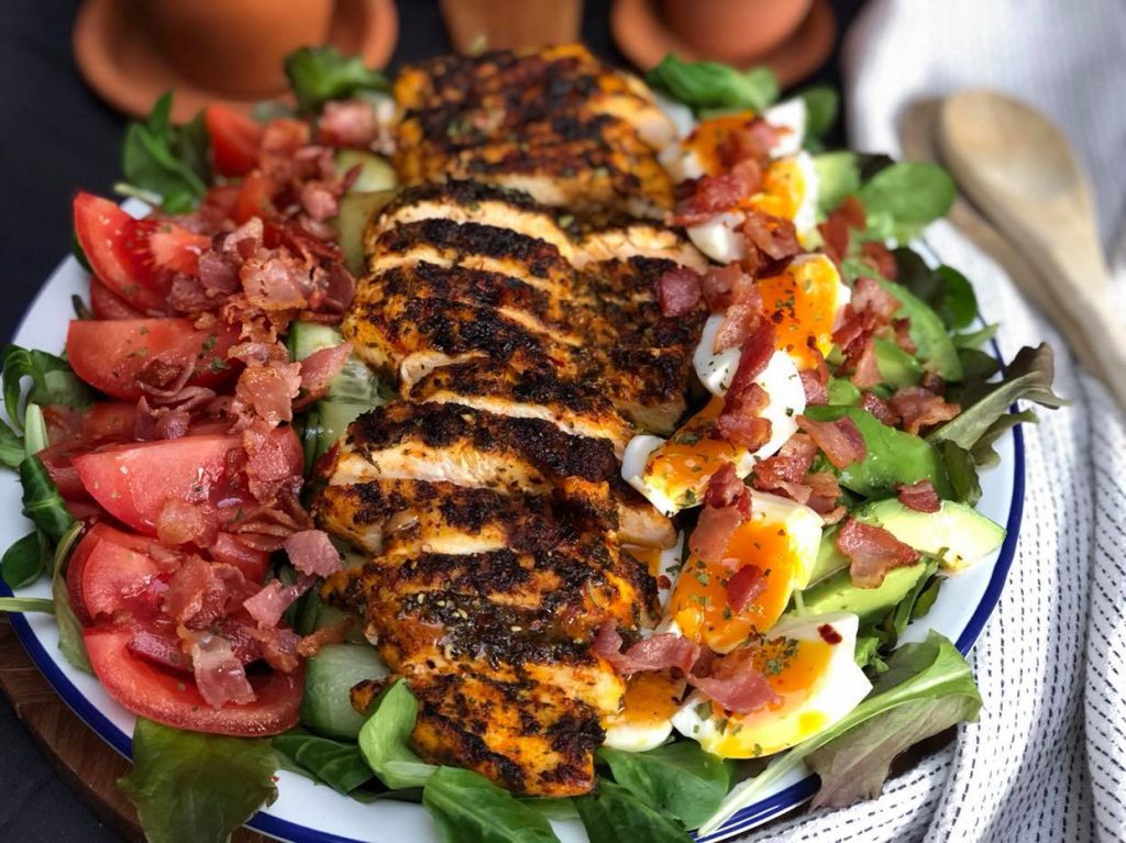 gegrilde kip salade met bacon, tomaat, ei en avocado 