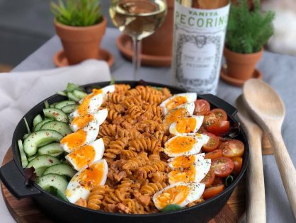 pastasalade met spekjes, ei, tomaat en komkommer