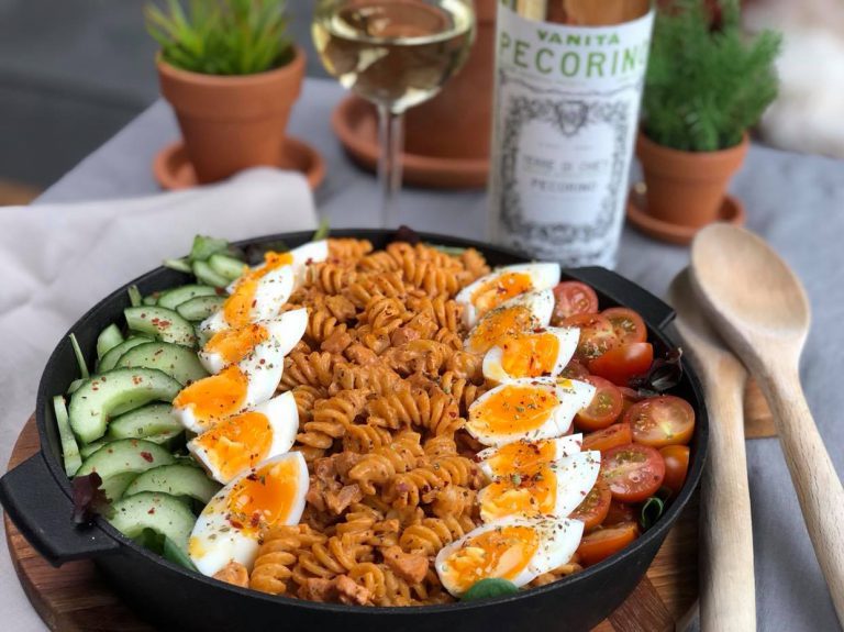 pastasalade met spekjes, ei, tomaat en komkommer