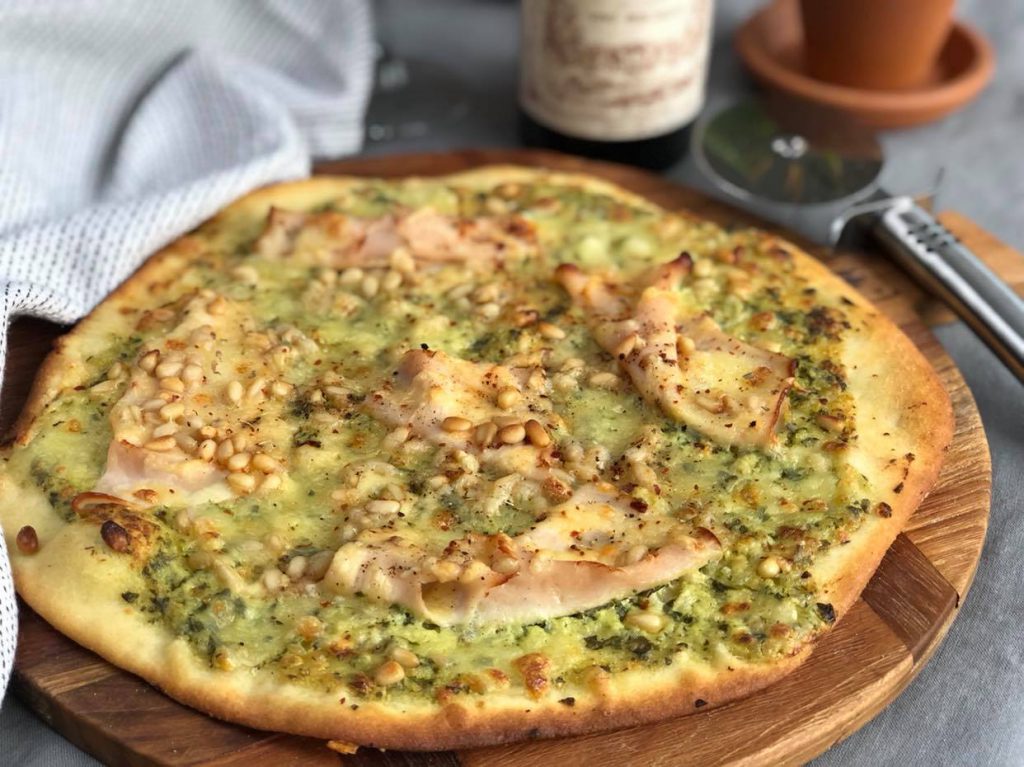 pizza met romige pesto, kipfilet en pijnboompitten