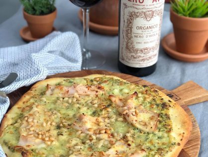 pizza met romige pesto, kipfilet en pijnboompitten
