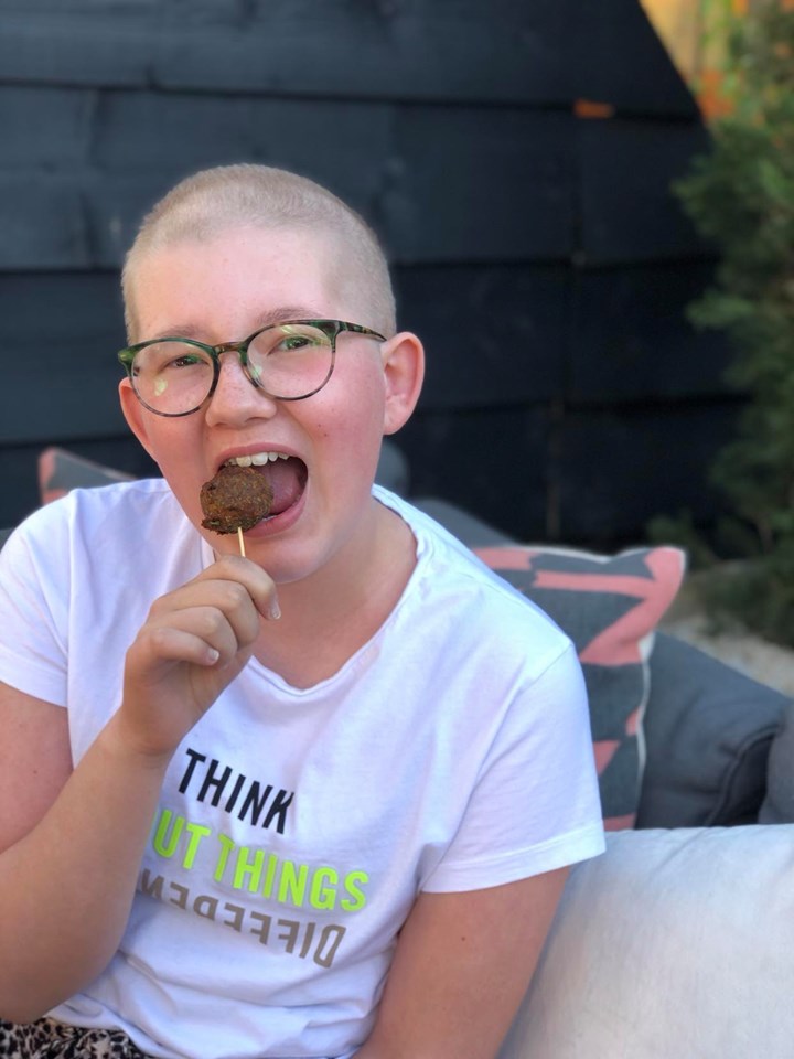 smullen van een gehaktballetje met chorizo