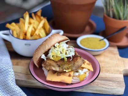 krokante kipburger met honing mosterdsaus