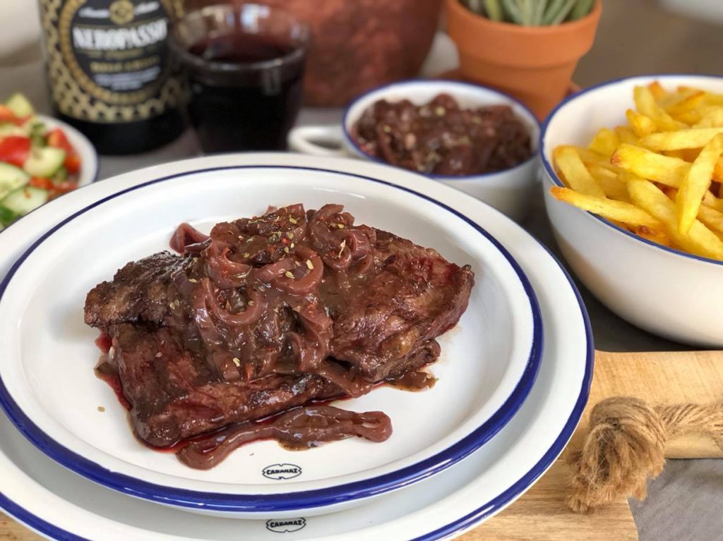 middenrif met rode uiensaus