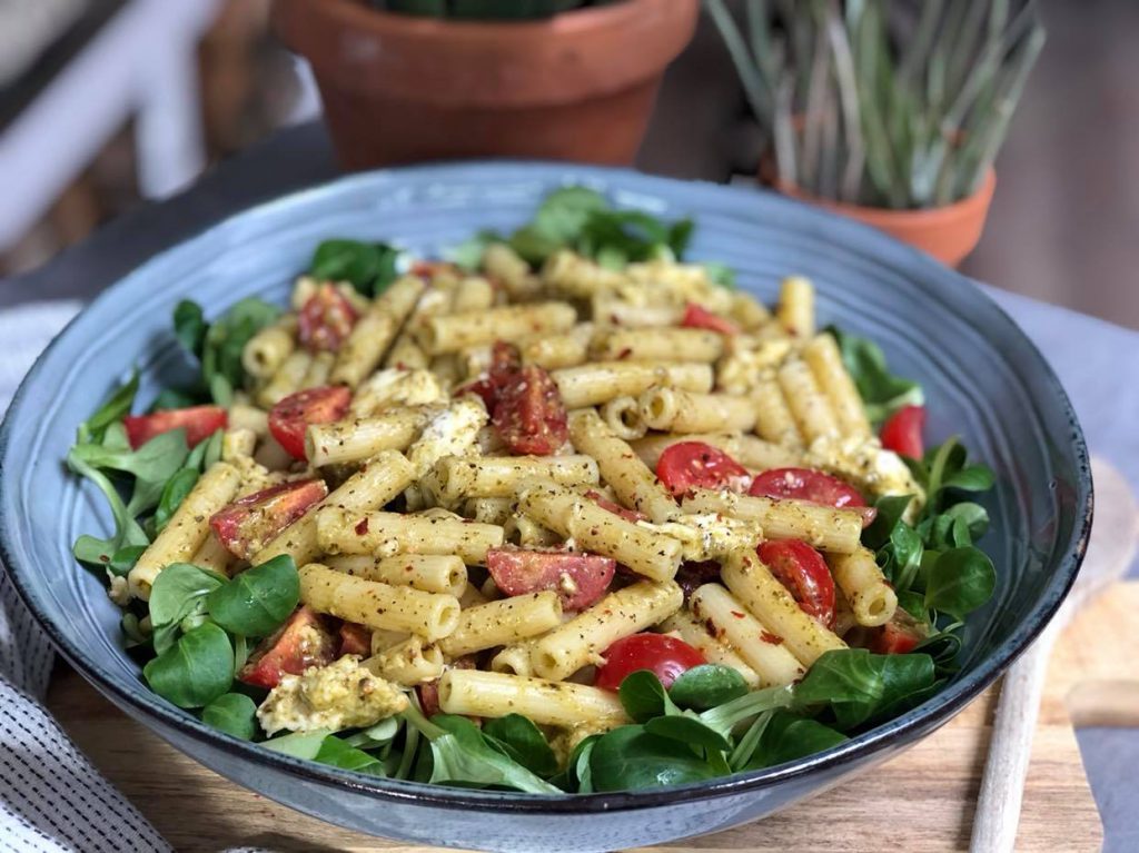 pastasalade met pesto en gegrilde kip