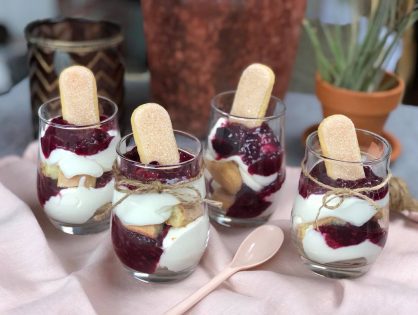 trifle met lange vingers en zomerfruit compote