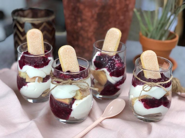 trifle met lange vingers en zomerfruit compote