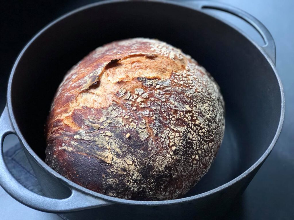 brood in een gietijzeren pan bereiden