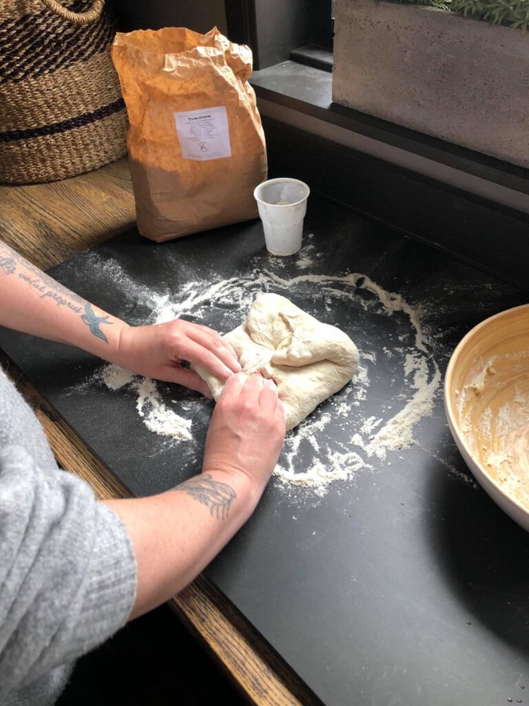 vormen en kneden van zelfgemaakt brood