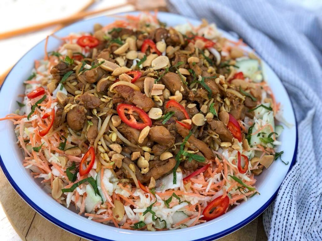 salade Aziatische salade met kip ketjap en pinda's