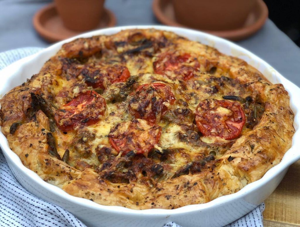 hartige taart met sperziebonen, gehakt en tomaat