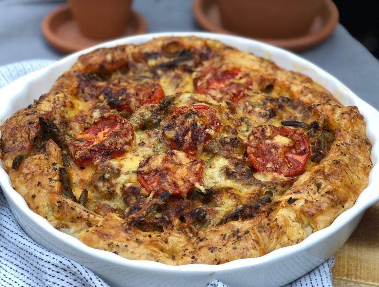 hartige taart met sperziebonen, gehakt en tomaat