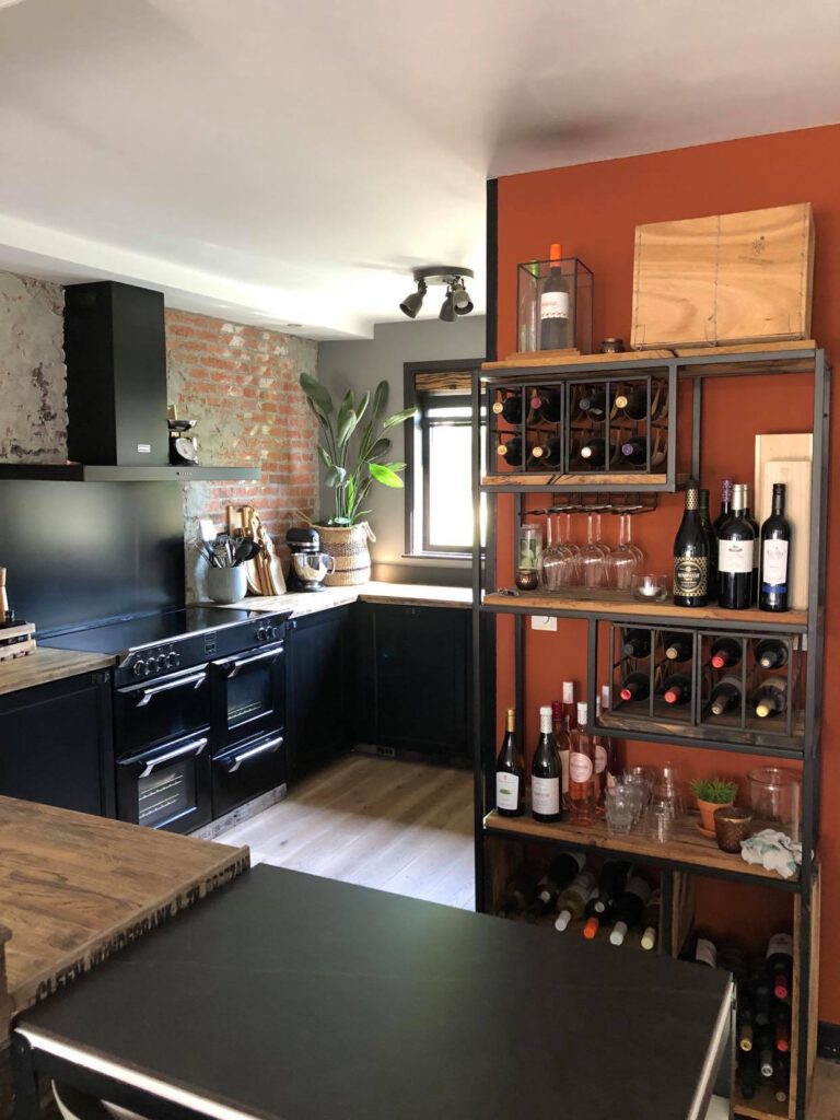 zelfgemaakte wijnkast